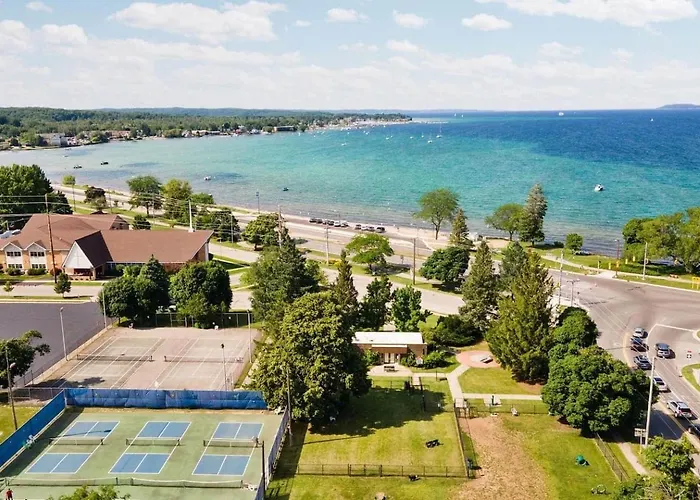 1 Block To Beach | Bikes, Wellness & More